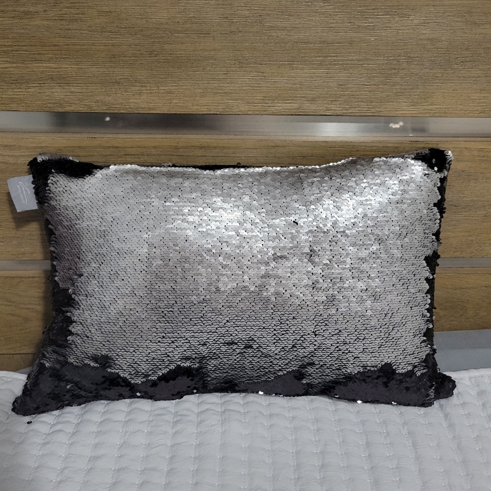 Aviva Stanoff rectangular throw pillows 12" x 20" NEW - Picture 3 of 6